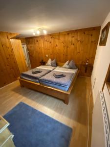 瓦尔德-米谢尔巴赫Ferienhaus zum Ulfenbachtal的一间卧室配有一张床和蓝色地毯
