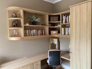 爱丁堡Braid Rd Stunning Villa的客房设有木制架子、书桌和椅子。
