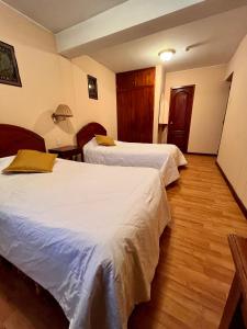 库斯科Hotel Vilandre的酒店客房 - 带两张床和木地板