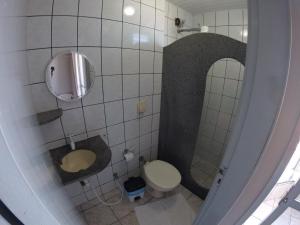 皮乌马POUSADA POLONINI - Localização ótima的一间带卫生间和镜子的小浴室