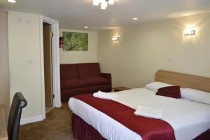 依尔福克兰布鲁克酒店的酒店客房,配有床和沙发