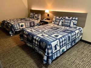鸽子谷Riverchase Lodge的一间酒店客房,房间内设有两张床