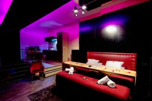 波尔多Mieuxqualhotel jacuzzi privatif Love room的一间设有粉红色灯床的房间