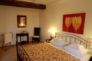 奎德林堡温德姆奎德林堡花园酒店的卧室配有一张床,墙上挂有绘画作品
