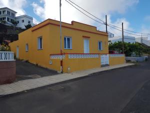 巴尔韦尔德Vv CASA JULIA的街道边的黄色建筑