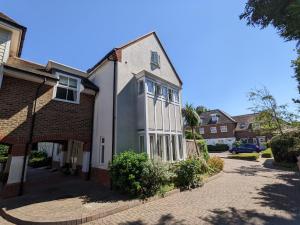 埃姆斯沃思Pears Grove - Southbourne的街道上一栋砖砌房屋