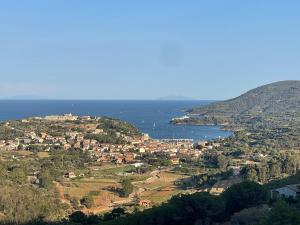 阿祖罗港Aria di Collina - Isola d'Elba的山丘上的城镇,以海洋为背景