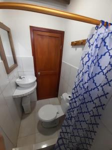 蒙塔尼塔Hostal SoleMare的一间带卫生间和水槽的浴室