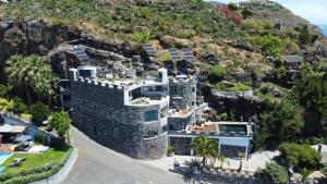 TábuaCastelo do Mar, Madeira的山边建筑物的空中景观