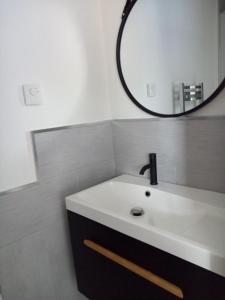 MarckLe gîte de la salicorne的浴室设有白色水槽和镜子