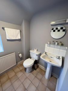 纽伯里The Six Bells的浴室配有白色卫生间和盥洗盆。