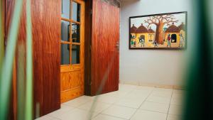 阿比让Résidence Palms Abidjan的走廊上设有门,墙上挂着一幅画