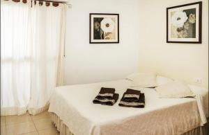 圣克鲁斯-德特内里费阿特兰提大公寓的白色卧室配有带2条毛巾的床