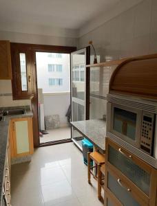 圣克鲁斯-德特内里费阿特兰提大公寓的厨房配有微波炉