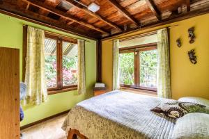 托尔图格罗casa chilamates的一间卧室设有一张床和两个窗户。