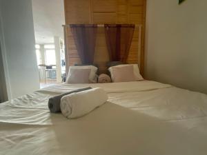 布鲁塞尔St Catherine - Sweet home - Bxl - Studio Apartment with city view的一张白色的大床,带两条毛巾