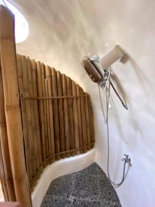 公主港Adorable Dome House的墙上带吹风机的浴室