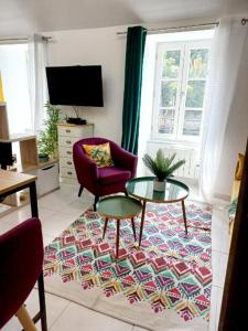 欧赖Très bel Appartement avec superbe vue sur le Port de Saint Goustan的客厅配有桌子和椅子