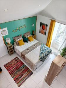 欧赖Très bel Appartement avec superbe vue sur le Port de Saint Goustan的一间卧室配有一张大床和地毯。