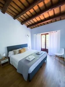圣塔克里斯蒂纳阿鲁Villa en el Golf Costa Brava a 5 min de la playa的一间卧室配有一张大床和一把椅子