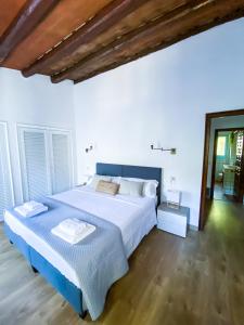 圣塔克里斯蒂纳阿鲁Villa en el Golf Costa Brava a 5 min de la playa的一间卧室设有一张大床,铺有木地板