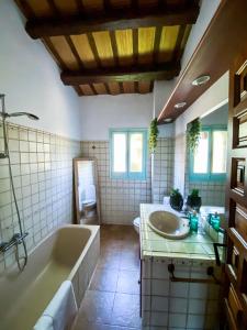 圣塔克里斯蒂纳阿鲁Villa en el Golf Costa Brava a 5 min de la playa的带浴缸和盥洗盆的浴室