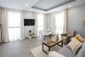 科尔多瓦Apartamentos Ribera 19的客厅配有沙发和桌子