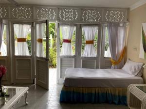 拉纳韦贝Lush Tropical apartment located in a 4-star resort的一间设有床铺的卧室,位于带窗户的房间内