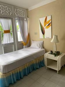 拉纳韦贝Lush Tropical apartment located in a 4-star resort的一间卧室设有一张大床和一个窗户。