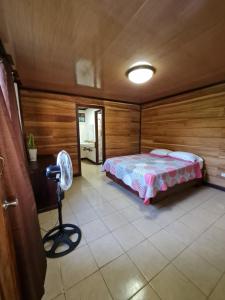 卡维塔Casa Samia的一间卧室配有一张床和一个风扇