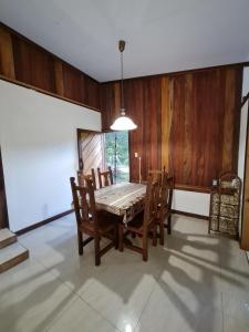 卡维塔Casa Samia的一间带桌子和木墙的用餐室