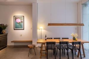顺化Purple Hue - Charming Riverside的一间带木桌和椅子的用餐室