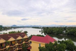 顺化Purple Hue - Charming Riverside的河流美景,建筑和河流