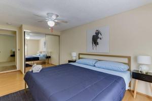 洛杉矶3 bedroom Mid-Wilshire Charmer near Downtown的一间卧室配有一张蓝色的床和吊扇