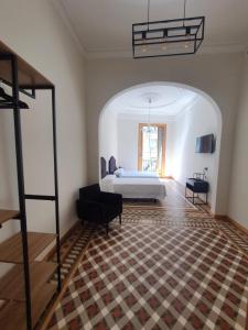 巴塞罗那洛桑酒店的一间卧室配有一张床和一个沙发