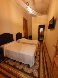 巴塞罗那洛桑酒店的酒店客房,设有两张床和镜子