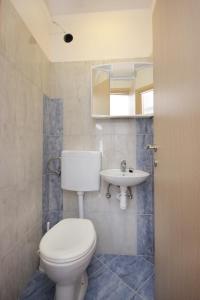 维拉斯奇Apartments by the sea Vlasici, Pag - 9324的一间带卫生间和水槽的浴室