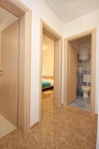 维拉斯奇Apartments by the sea Vlasici, Pag - 9324的走廊上设有带卫生间的浴室和一间卧室