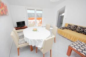 维拉斯奇Apartments by the sea Vlasici, Pag - 9324的客厅配有桌子和沙发