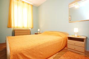 拉茨斯切Apartments by the sea Racisce, Korcula - 9337的一间卧室配有一张床、一个梳妆台和一扇窗户。