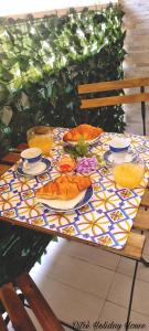 巴勒莫pitrè holiday house的餐桌上放有食物盘子的桌子