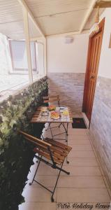 巴勒莫pitrè holiday house的一间设有长椅的房间和一张桌子,上面有食物