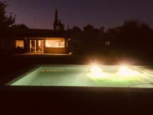Coronel SuárezLos trinos的游泳池在晚上点亮,灯光照亮