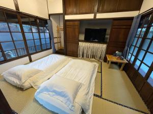 南庄乡南庄東村宿舍Nanzhuang Dongchon Homestay的一间带两张床的卧室,位于带窗户的房间内