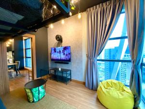 吉隆坡Arte Mont Kiara by RKD HOME的一间带电视和大窗户的客厅