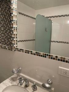 科连特斯Corrientes Pora的浴室配有盥洗盆、镜子和浴缸