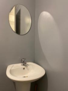大雅台Nordic Bleu Staycation at Ayala Serin的浴室设有白色水槽和镜子