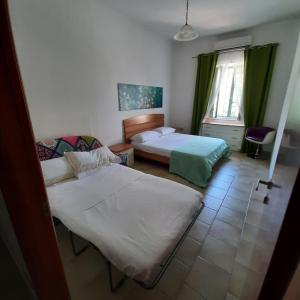 PellezzanoAstra House relax a 10minuti da Salerno centro的酒店客房设有两张床和窗户。