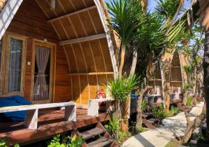 吉利特拉旺安百乐别墅的小木屋设有种有树木和植物的门廊