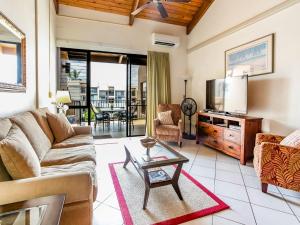 Kamaole Sands 8-402 - 2 Bedrooms, Pool Access, Spa, Sleeps 6的休息区